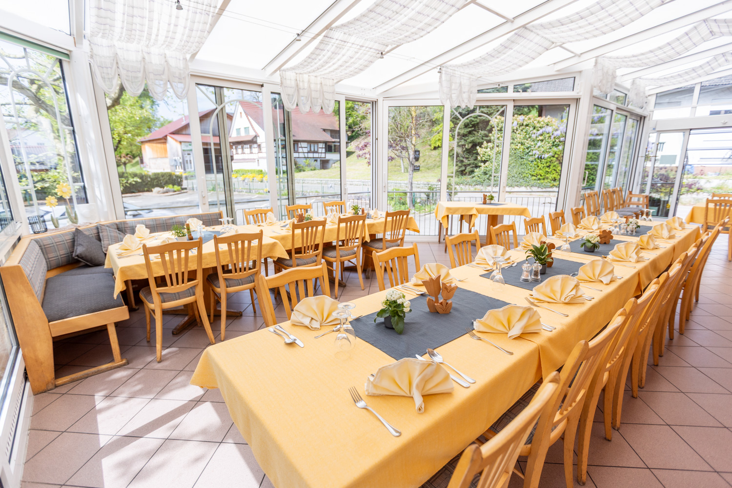 20260418_Gasthaus_Traube_Gastraum_Biergarten_004