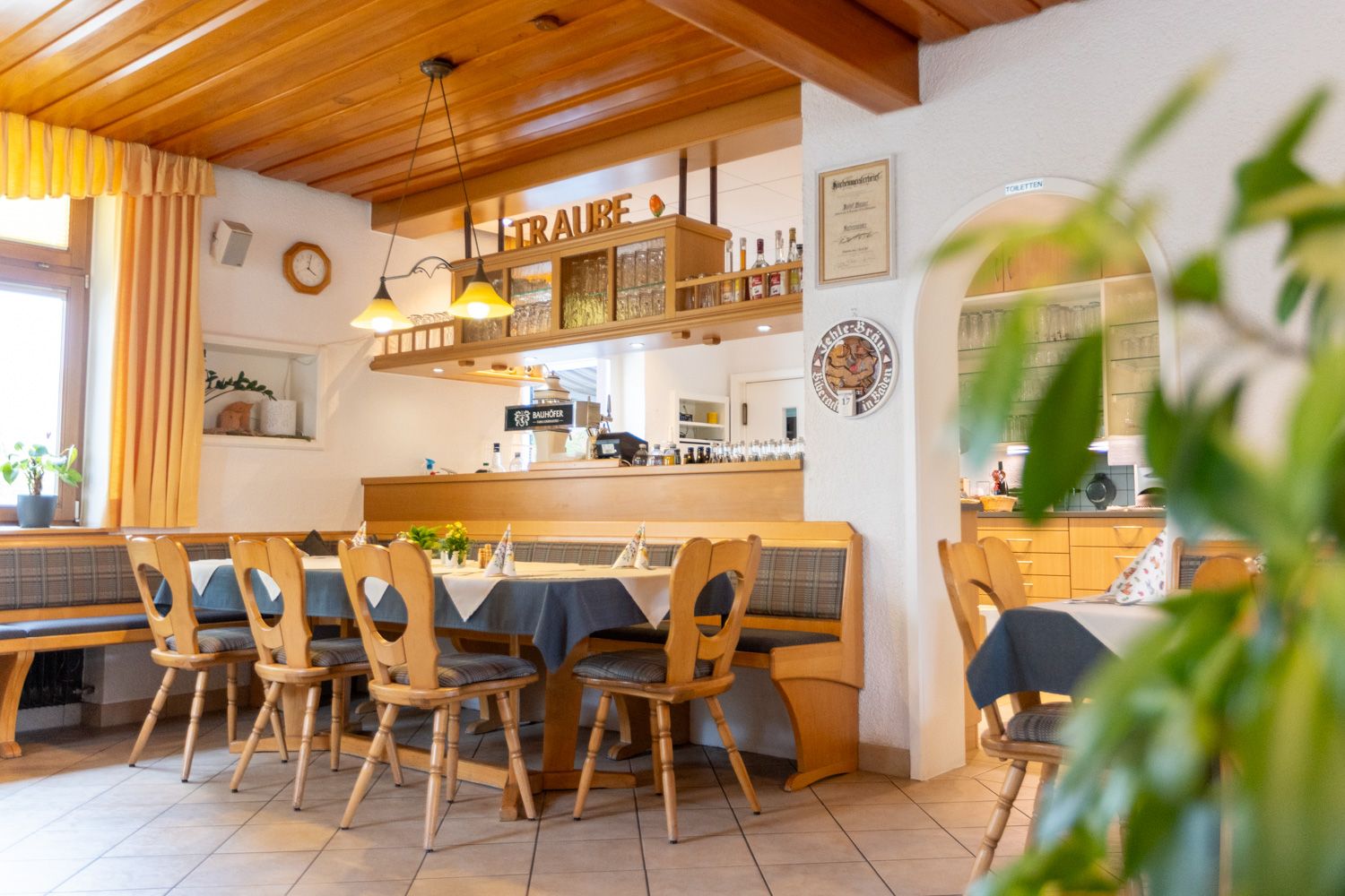 20260418_Gasthaus_Traube_Gastraum_Biergarten_006