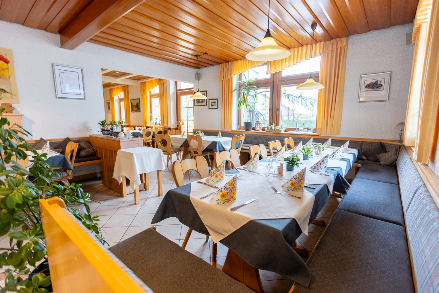 20260418_Gasthaus_Traube_Gastraum_Biergarten_007